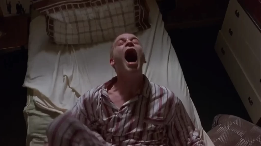 Un personaje llorando en la cama.