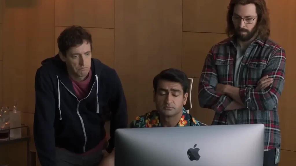 Personajes de la serie Silicon Valley probando código